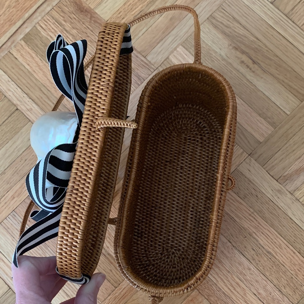 RETAIL $195 Basket Purse Natural Root Hand-Woven Custom Shell & Bow Accent - Picture 3 of 15